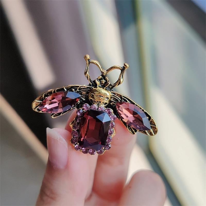 Cute Bee Brooch Fashion Insect Rhinestone Corsage Women s Coat Suit Accessories Pin Retro Enamel Animal Brooch красный
Cute Bee Brooch Fashion Insect Rhinestone Corsage Women s Coat Suit Accessories Pin Retro Enamel Animal Brooch красный