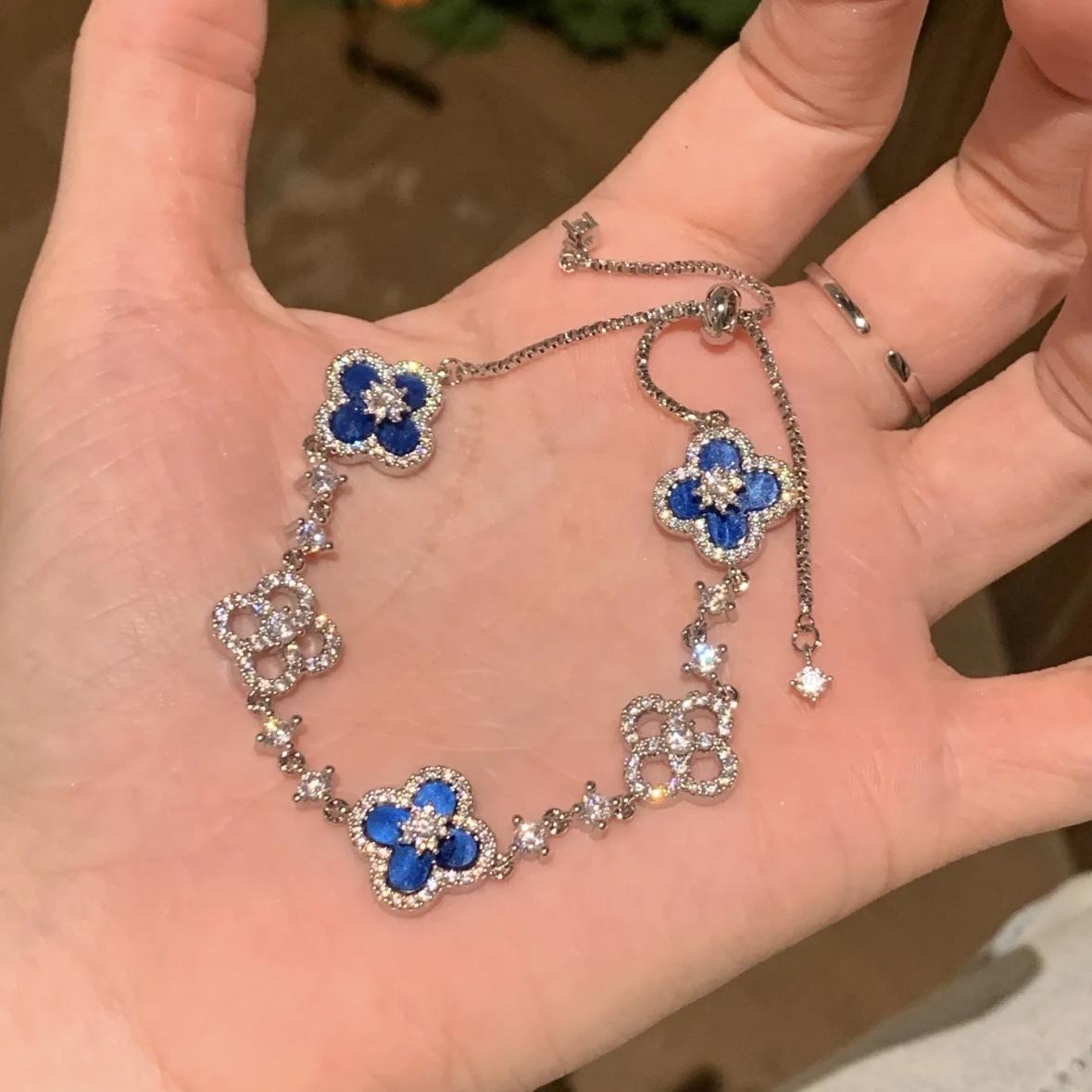 Zircon rhombus hollow flower bracelet French light luxury high-end bracelet retro court style temperament jewelry
Zircon rhombus hollow flower bracelet French light luxury high-end bracelet retro court style temperament jewelry