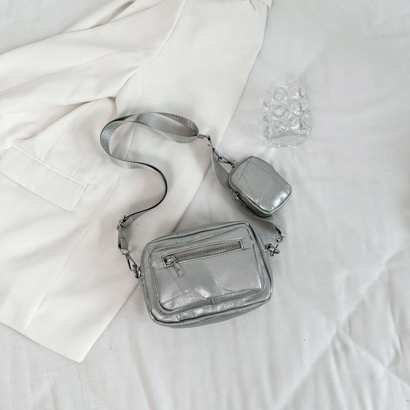 Shoulder bag fashion messenger bag trend retro new women s bag simple casual personality small square bag texture bag срібний
Shoulder bag fashion messenger bag trend retro new women s bag simple casual personality small square bag texture bag срібний