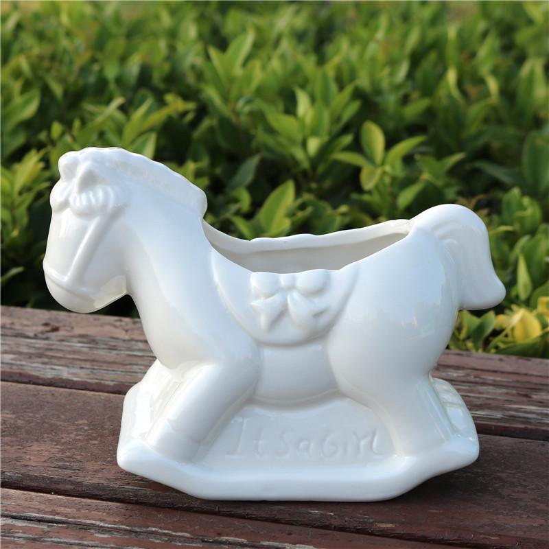Керамический цветочный горшок в виде лошадки-качалки, декоративный настольный фарфоровый горшок-конек, безделушка, украшение, аксессуары для рукоделия белый
Керамический цветочный горшок в виде лошадки-качалки, декоративный настольный фарфоровый горшок-конек, безделушка, украшение, аксессуары для рукоделия белый