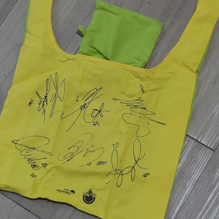 Сумка для пикника с автографами всех Gfriend, Green Umbrella, Children s Foundation
Сумка для пикника с автографами всех Gfriend, Green Umbrella, Children s Foundation