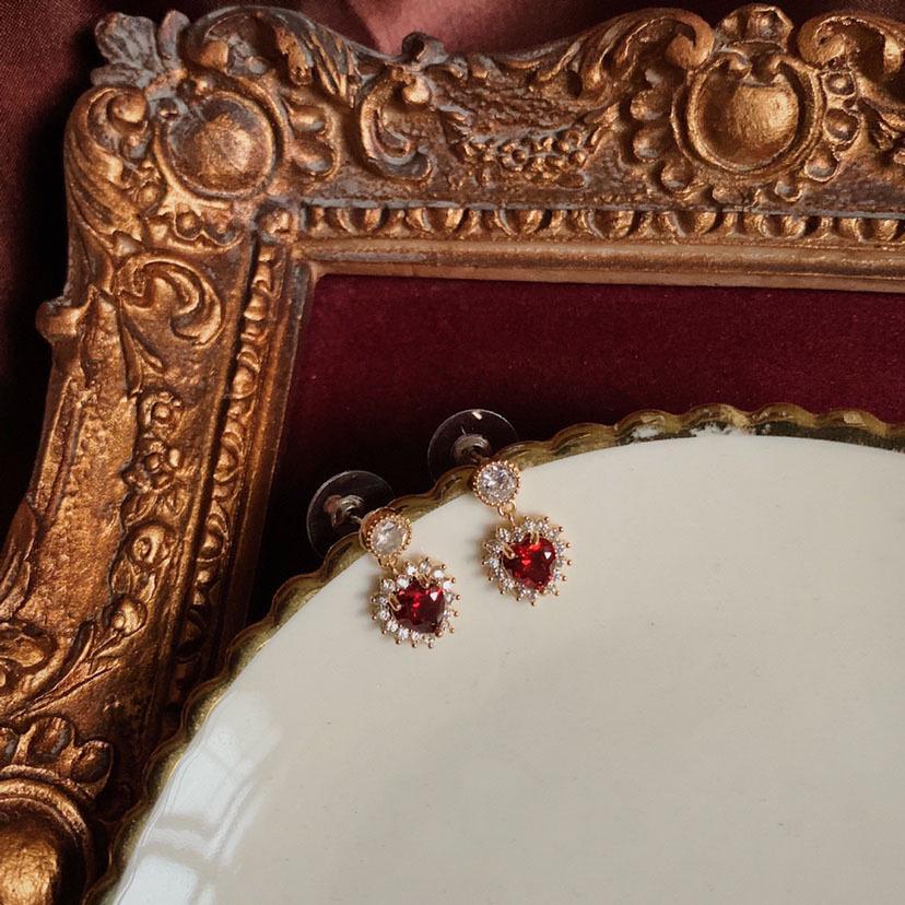 Burgundy Heart Rhinestone Earrings, s925 Sterling Silver Gold-Plated Studs, Light Luxury Style for Women 925 Sterling Silver
Burgundy Heart Rhinestone Earrings, s925 Sterling Silver Gold-Plated Studs, Light Luxury Style for Women 925 Sterling Silver