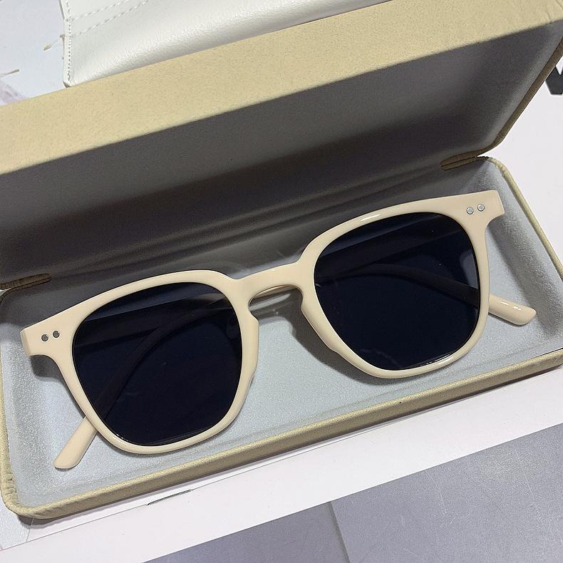Fashion Vintage Square Sunglasses Women Oversized Sunglass Man Black Glasses UV400 Eyewear Brand Designer Shades Oculos De Sol A pair of glasses
Fashion Vintage Square Sunglasses Women Oversized Sunglass Man Black Glasses UV400 Eyewear Brand Designer Shades Oculos De Sol A pair of glasses