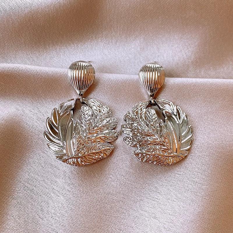 European and American alloy pattern leaf earrings, exaggerated high-end niche earrings, personalized temperament cold wind earrings срібний
European and American alloy pattern leaf earrings, exaggerated high-end niche earrings, personalized temperament cold wind earrings срібний