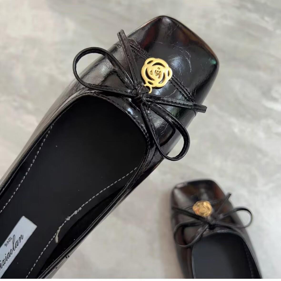 Spring and autumn temperament camellia bow comfortable shallow mouth one pedal flat shoes fashion Doudou shoes 40 темно-коричневого кольору
Spring and autumn temperament camellia bow comfortable shallow mouth one pedal flat shoes fashion Doudou shoes 40 темно-коричневого кольору