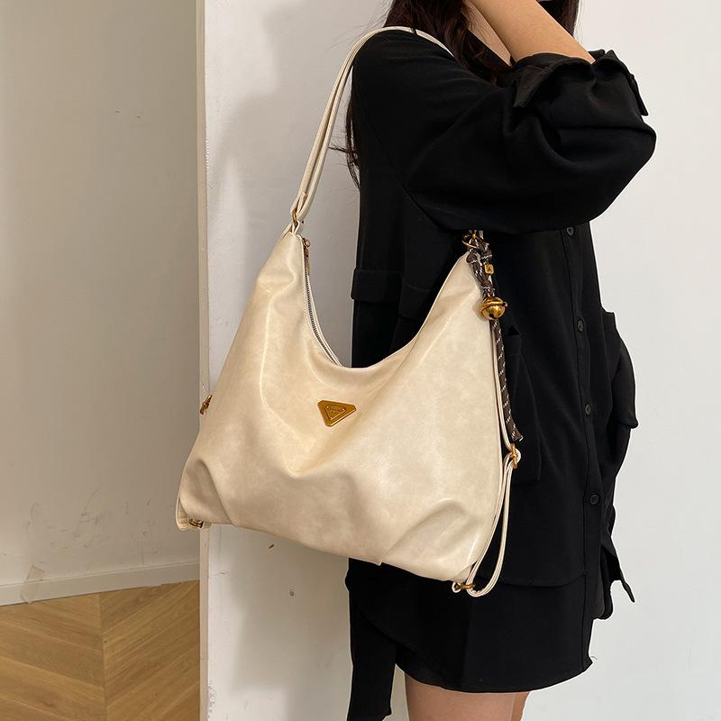 2025 winter new retro simple shoulder bag soft surface casual commuter backpack autumn and winter new messenger 42*14*33
2025 winter new retro simple shoulder bag soft surface casual commuter backpack autumn and winter new messenger 42*14*33