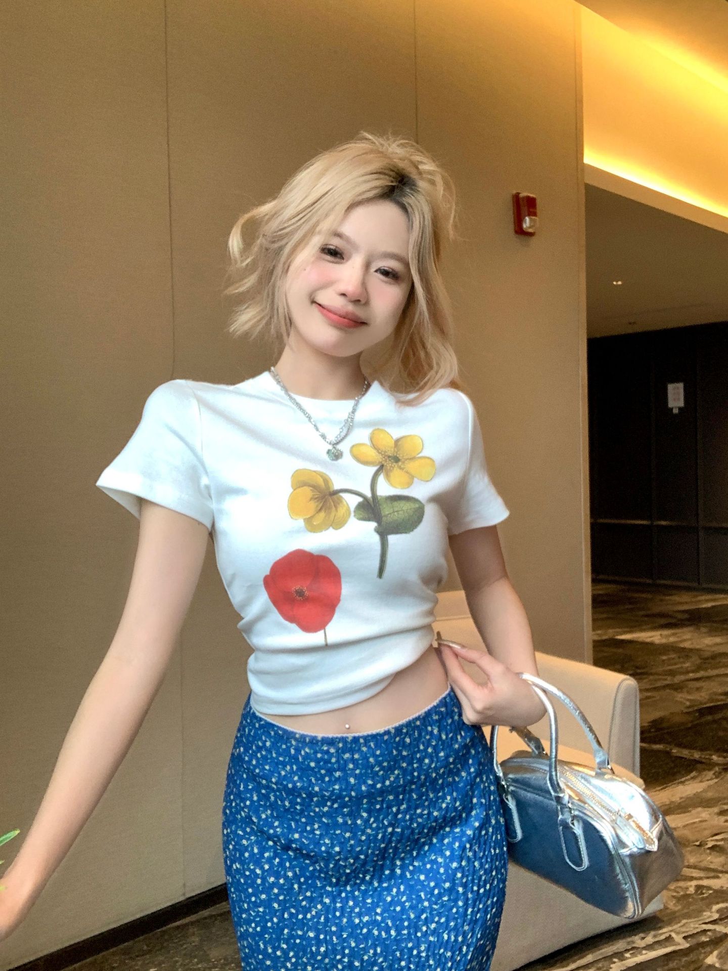 White flower print crew neck short-sleeved T-shirt women s summer slim-fit design Korean slim-fit front shoulder top S белый
White flower print crew neck short-sleeved T-shirt women s summer slim-fit design Korean slim-fit front shoulder top S белый