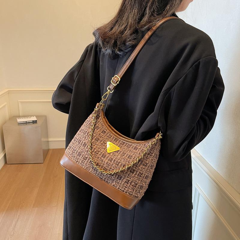 Сумка подмышку женская 2025 новая сумка-мессенджер сумка-ведро зима популярная повседневная модная универсальная通勤ная сумка на плечо 24*11*20 темно-коричневого
Сумка подмышку женская 2025 новая сумка-мессенджер сумка-ведро зима популярная повседневная модная универсальная通勤ная сумка на плечо 24*11*20 темно-коричневого