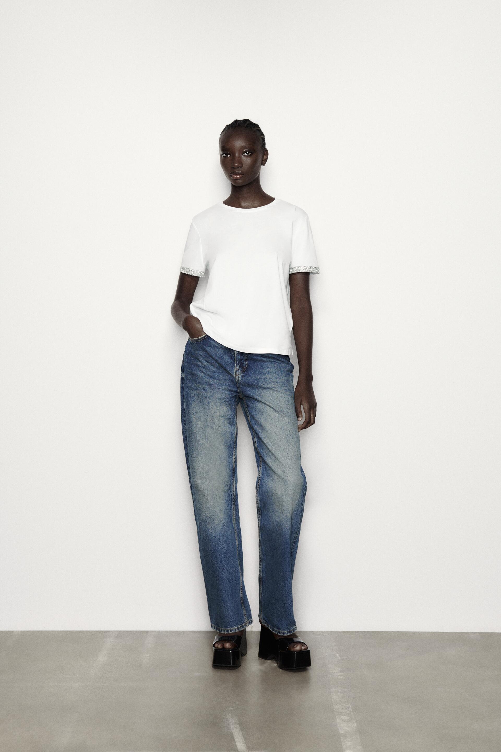 ХЛОПКОВАЯ ФУТБОЛКА С УКРАШЕННОЙ ОТДЕЛКОЙ
ХЛОПКОВАЯ ФУТБОЛКА С УКРАШЕННОЙ ОТДЕЛКОЙ