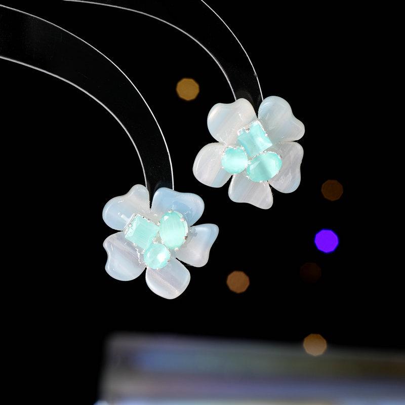 Women s Light Luxury Design Elegant Fashion Flower Earrings Versatile Niche Design Earrings Daily Accessories
Women s Light Luxury Design Elegant Fashion Flower Earrings Versatile Niche Design Earrings Daily Accessories