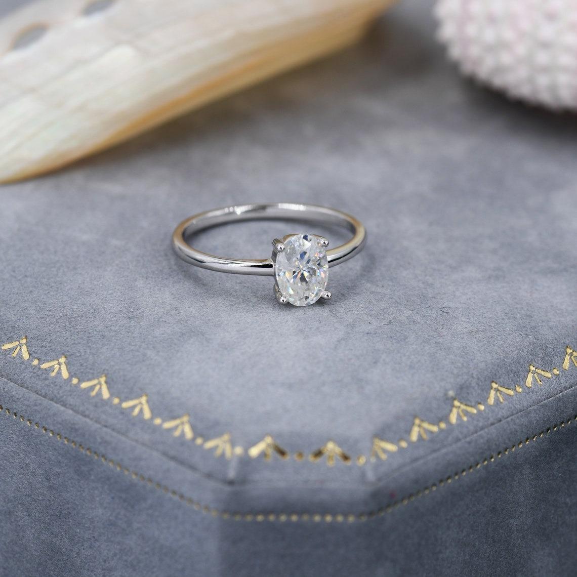 1 Carat Aprox Oval Moissanite Diamond Classic Single Stone Engagement Ring in Sterling Silver, Moissanite Oval Ring, US - 13 білий
1 Carat Aprox Oval Moissanite Diamond Classic Single Stone Engagement Ring in Sterling Silver, Moissanite Oval Ring, US - 13 білий