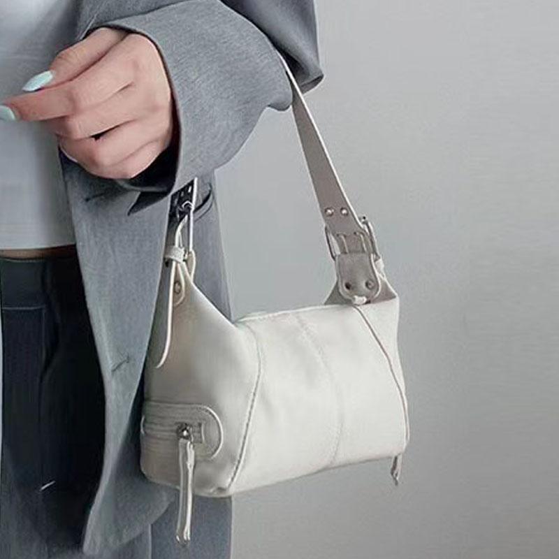 Small and high-end leather underarm bag, simple and versatile, black small bag, fashiable and cool new style,portable shoulder
Small and high-end leather underarm bag, simple and versatile, black small bag, fashiable and cool new style,portable shoulder