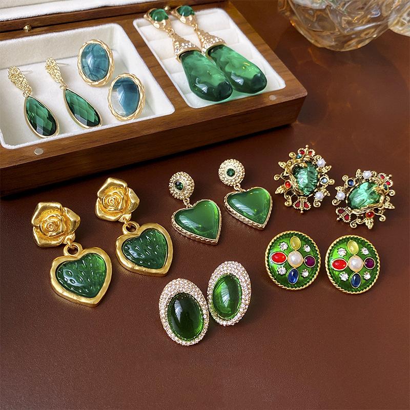 Elegant Vintage Women Girls Classic Resin Stone Earrings Ear Clips Fashion Retro Palace Lady Party Banquet Jewelry Ear Rings
Elegant Vintage Women Girls Classic Resin Stone Earrings Ear Clips Fashion Retro Palace Lady Party Banquet Jewelry Ear Rings
