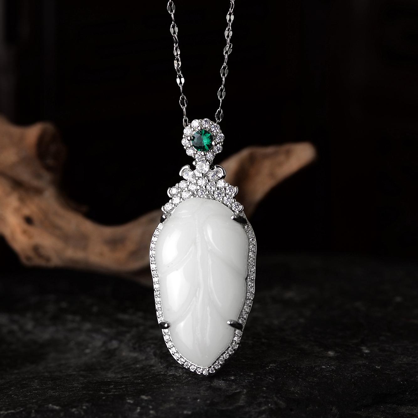 Elegant White Chalcedony Leaf Necklace: Women s Luxurious, High-End, Ancient Style Clavicle Chain
Elegant White Chalcedony Leaf Necklace: Women s Luxurious, High-End, Ancient Style Clavicle Chain