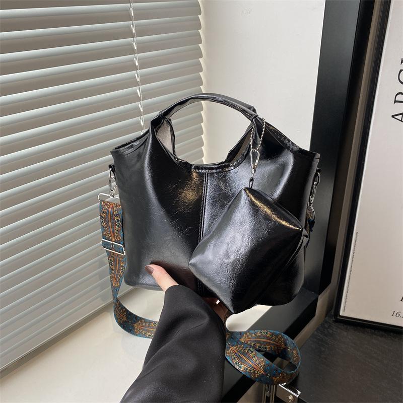 Autumn new 2025 versatile high-value large-capacity tote bag simple vegetable basket shoulder messenger bag
Autumn new 2025 versatile high-value large-capacity tote bag simple vegetable basket shoulder messenger bag
