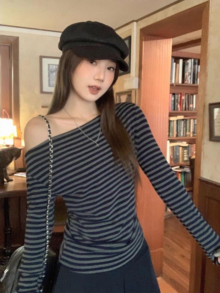 Women s Gray Striped One-Shoulder Long-Sleeve T-Shirt - Slimming Waist, Comfortable, Casual, Versatile - New for Early Autumn 2026 Medium
Women s Gray Striped One-Shoulder Long-Sleeve T-Shirt - Slimming Waist, Comfortable, Casual, Versatile - New for Early Autumn 2026 Medium