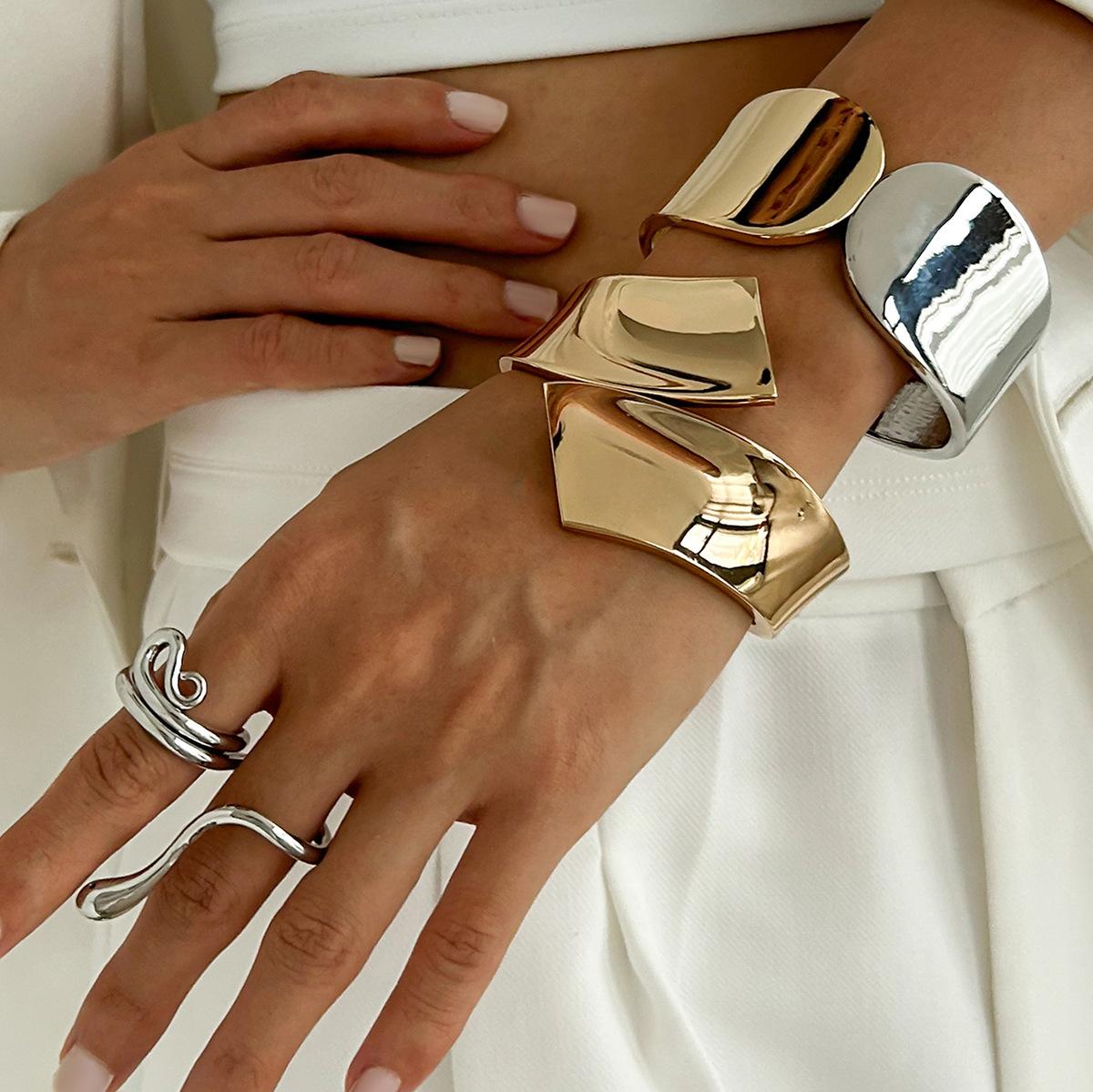 Creative contrasting colors ins geometric spring buckle opening bracelet female, niche design snake-shaped metal smooth surface winding bracelet
Creative contrasting colors ins geometric spring buckle opening bracelet female, niche design snake-shaped metal smooth surface winding bracelet