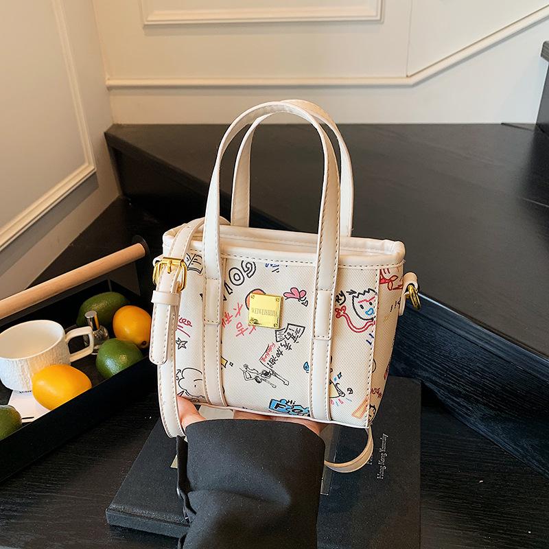 Нишевый дизайн сумка-ведро с граффити женская летняя новая модная трендовая линия на плечо сумка-мессенджер
Нишевый дизайн сумка-ведро с граффити женская летняя новая модная трендовая линия на плечо сумка-мессенджер