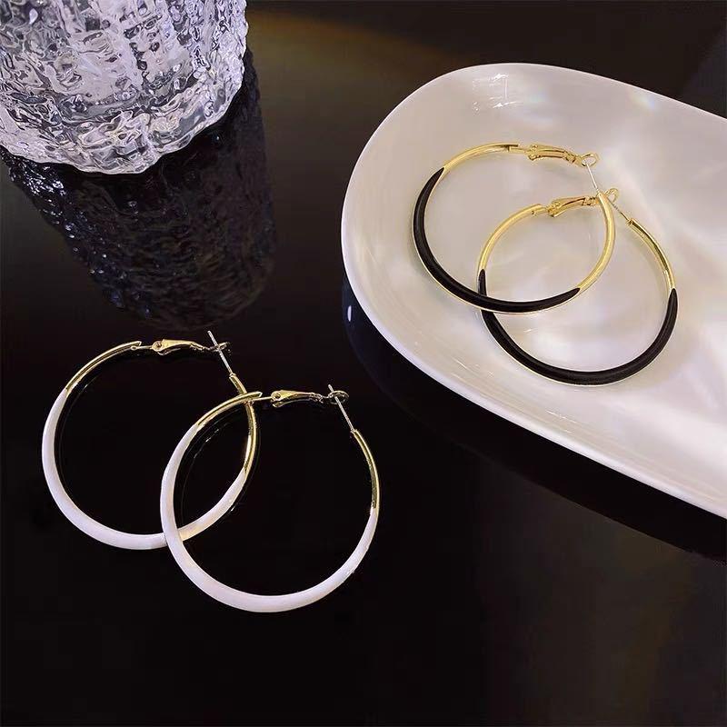 925 Silver Large Hoop Ear Cuffs with White Drip Oil - Versatile Fashion Earrings белый/золотой
925 Silver Large Hoop Ear Cuffs with White Drip Oil - Versatile Fashion Earrings белый/золотой