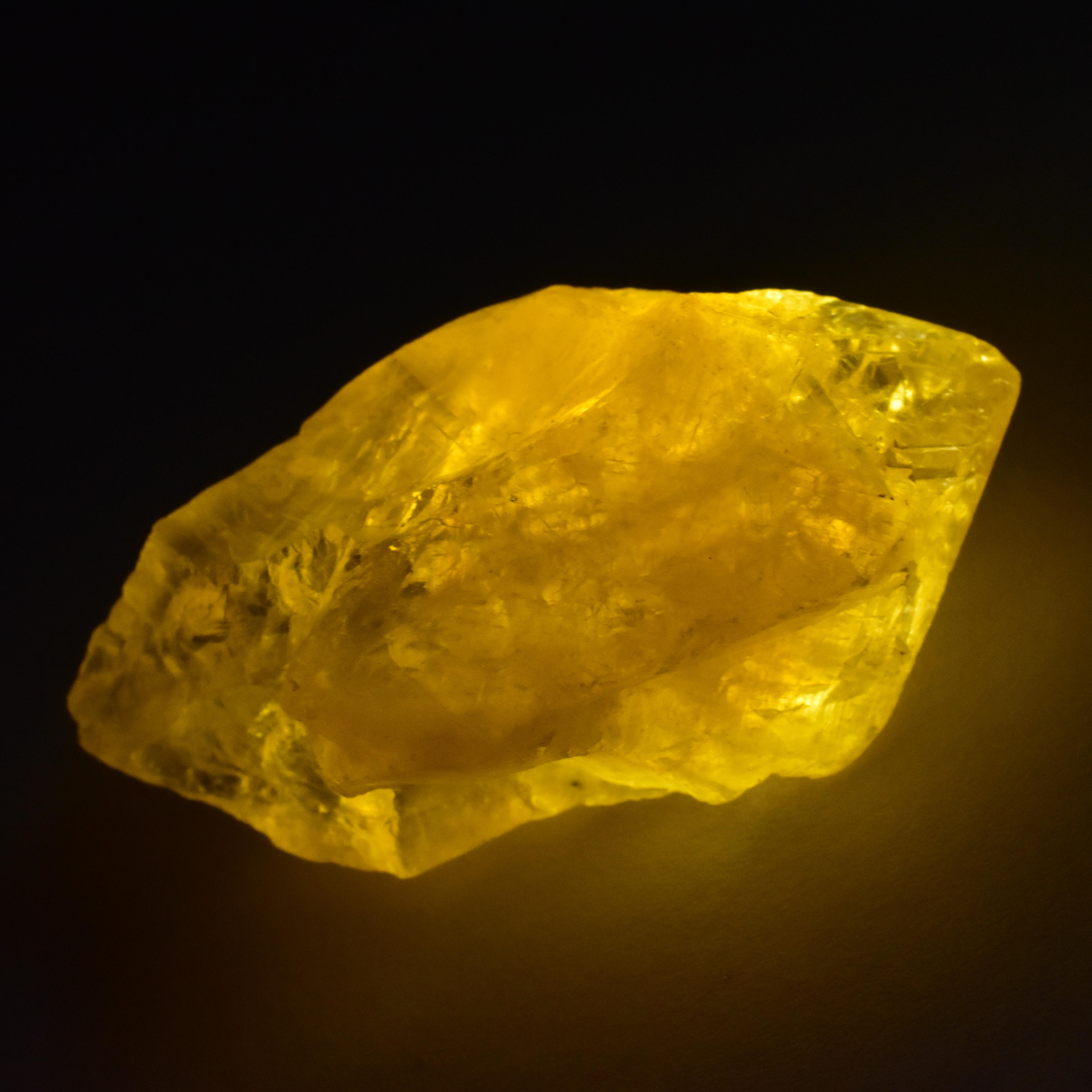 Dyed Yellow Sapphire 100.3ct Uncut Rough Certified Loose Gemstone 76.4 mm approx жовтий
Dyed Yellow Sapphire 100.3ct Uncut Rough Certified Loose Gemstone 76.4 mm approx жовтий