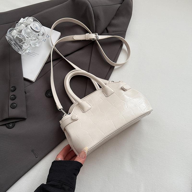 Premium sense portable small bag women s new fashion simple shoulder bag commuter versatile messenger bag
Premium sense portable small bag women s new fashion simple shoulder bag commuter versatile messenger bag