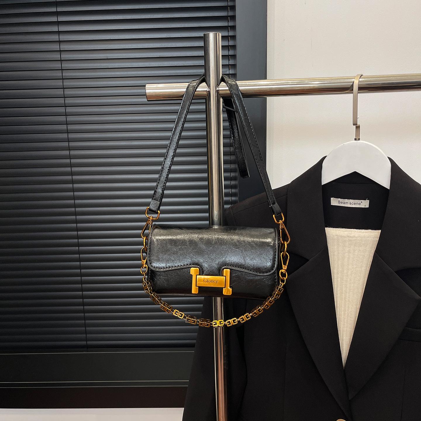 2025 autumn new textured Korean version of foreign style chain underarm shoulder bag niche ins fashion messenger small square bag чорний
2025 autumn new textured Korean version of foreign style chain underarm shoulder bag niche ins fashion messenger small square bag чорний