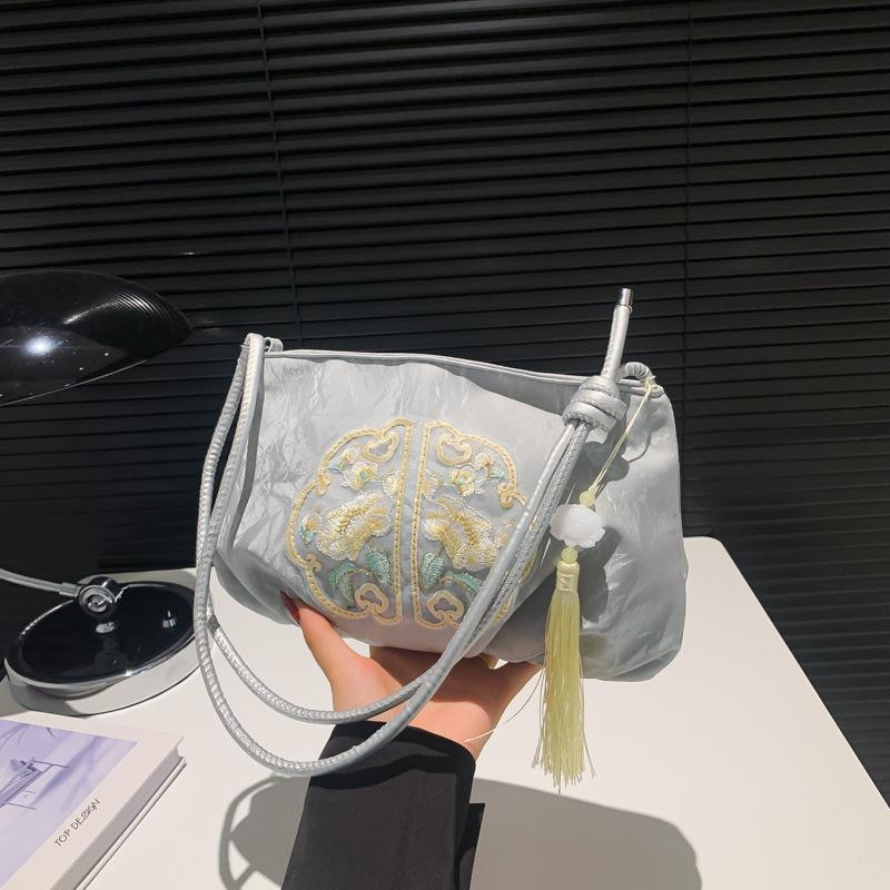 Type beaded bag women s 2025 summer foreign style versatile work shoulder messenger bag
Type beaded bag women s 2025 summer foreign style versatile work shoulder messenger bag
