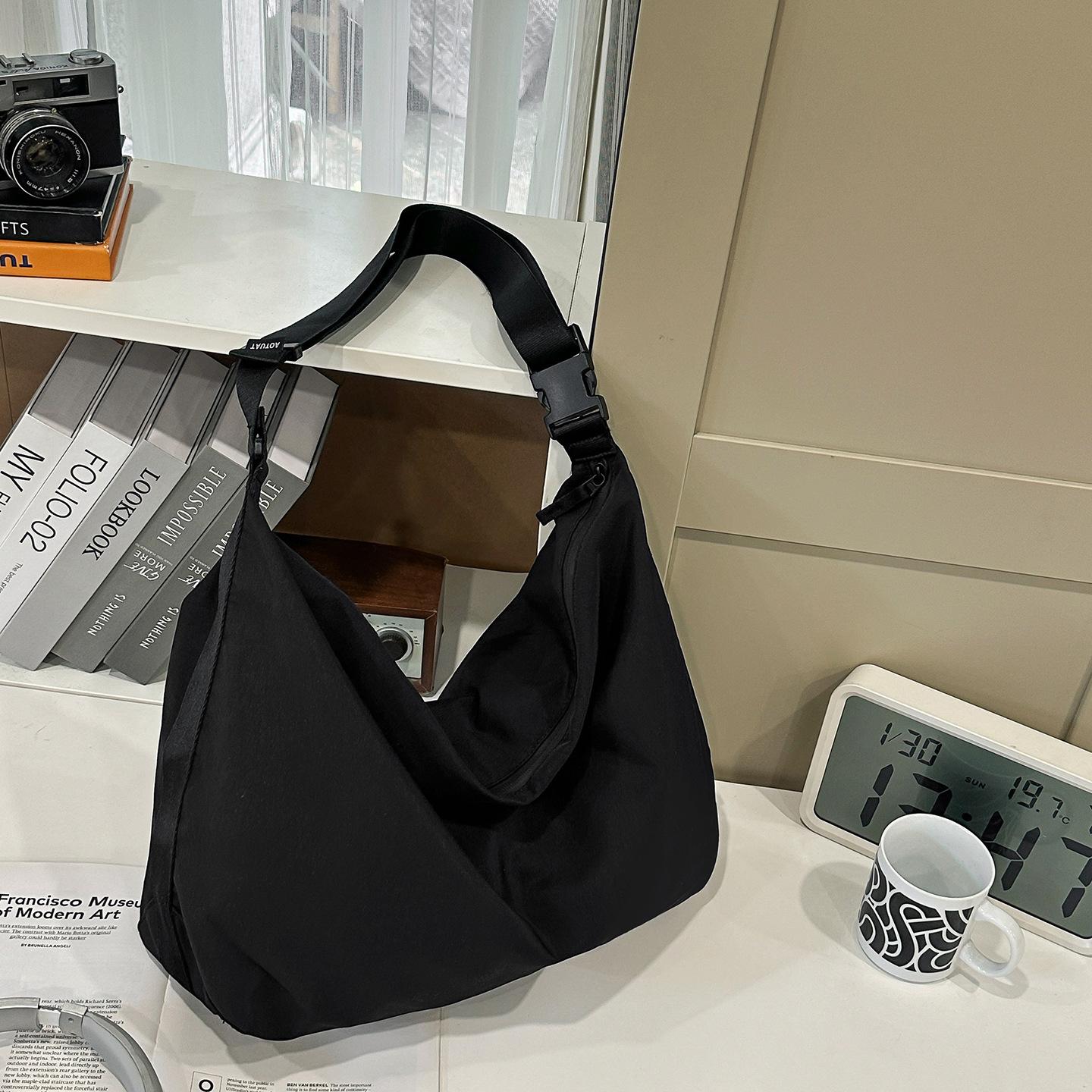 Casual men s shoulder bag messenger bag waterproof large capacity lazy wind student sports men s and women s tide messenger bag чорний
Casual men s shoulder bag messenger bag waterproof large capacity lazy wind student sports men s and women s tide messenger bag чорний