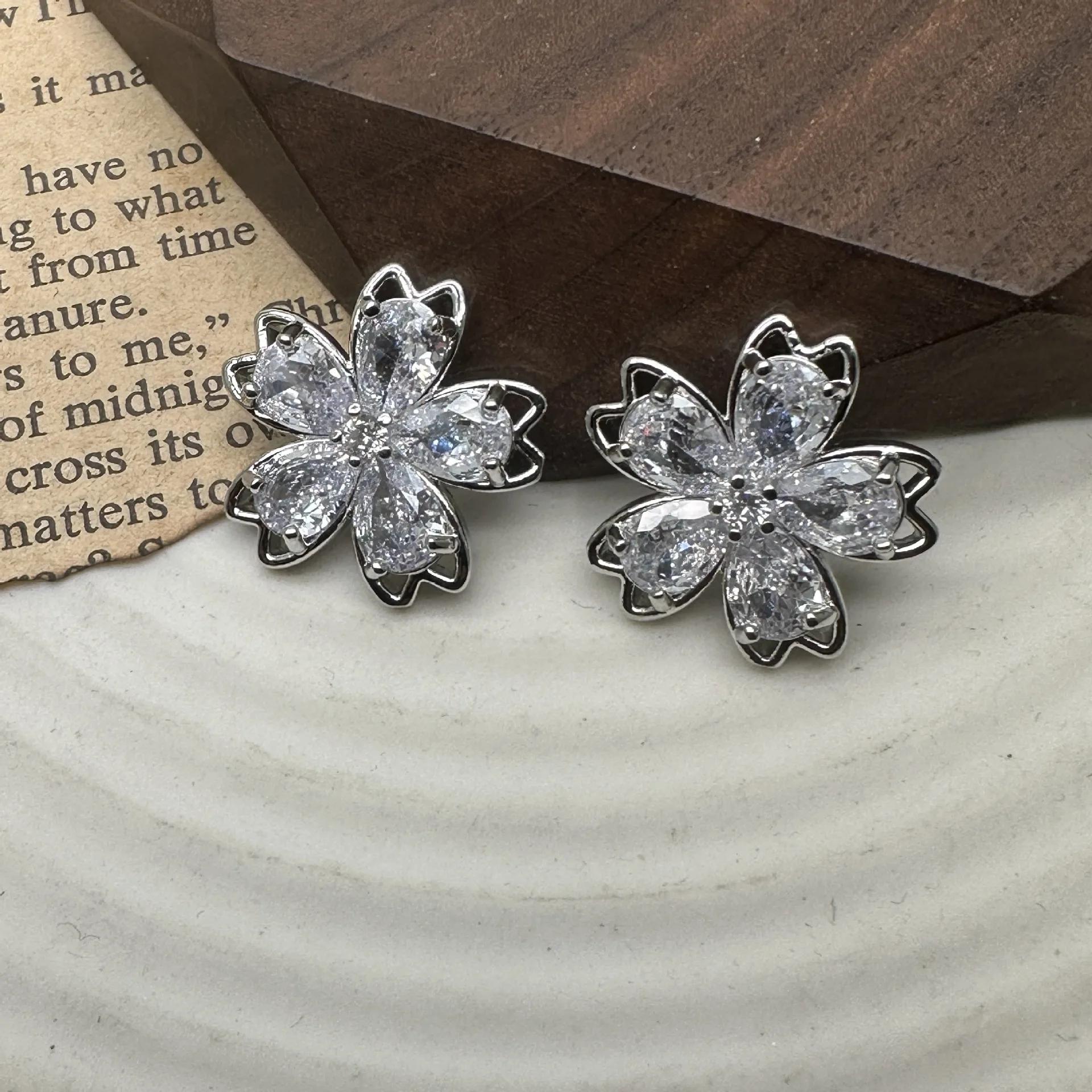 5pcs/lot Rhinestone Crystal Fur Buttons Cubic Zirconia Button for Coat Decorative CZ Sewing Buttons for Cashmere Knit Cardigan 20mm срібний
5pcs/lot Rhinestone Crystal Fur Buttons Cubic Zirconia Button for Coat Decorative CZ Sewing Buttons for Cashmere Knit Cardigan 20mm срібний