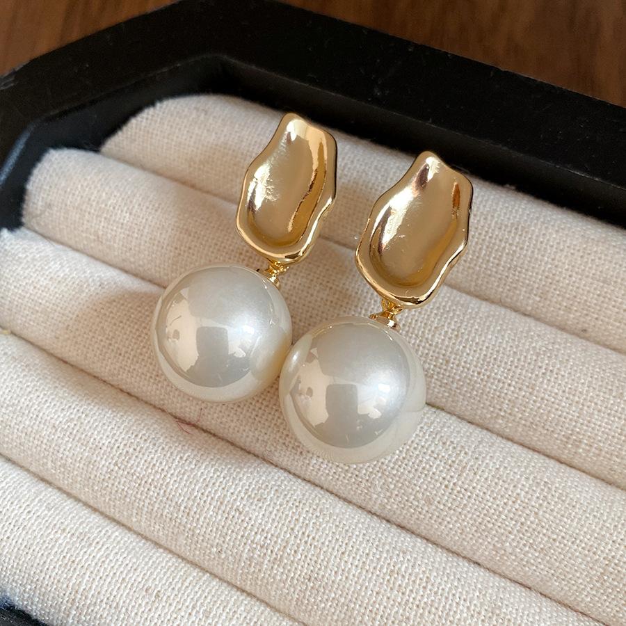 Silver needle pearl pendant earrings women s autumn and winter niche high-end temperament earrings French retro light luxury fashion earrings
Silver needle pearl pendant earrings women s autumn and winter niche high-end temperament earrings French retro light luxury fashion earrings