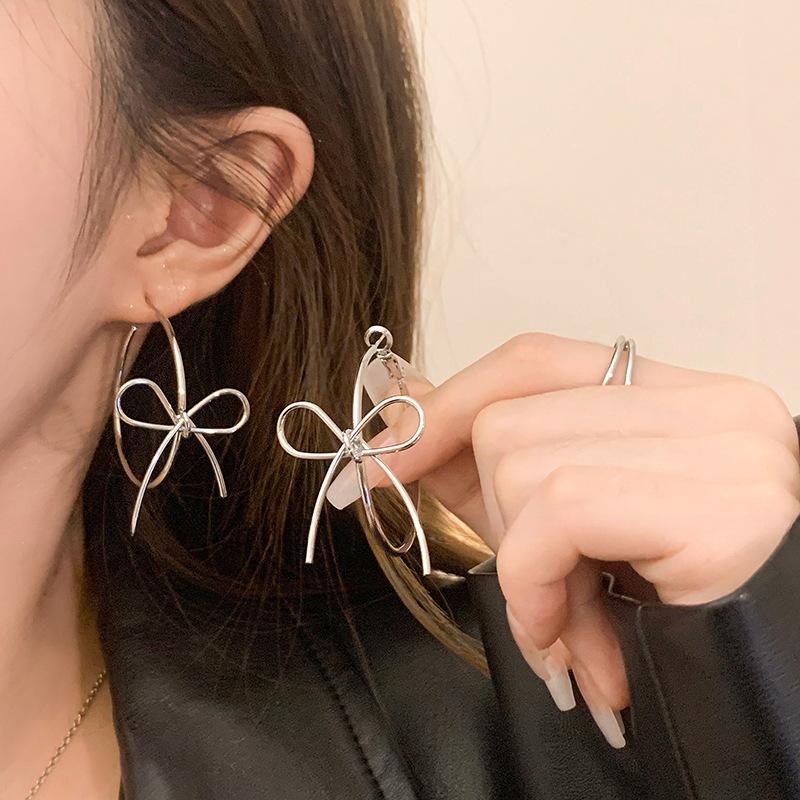 Metal wind bow earrings, cold wind temperament earrings, square and round face, small face, high-end earrings
Metal wind bow earrings, cold wind temperament earrings, square and round face, small face, high-end earrings