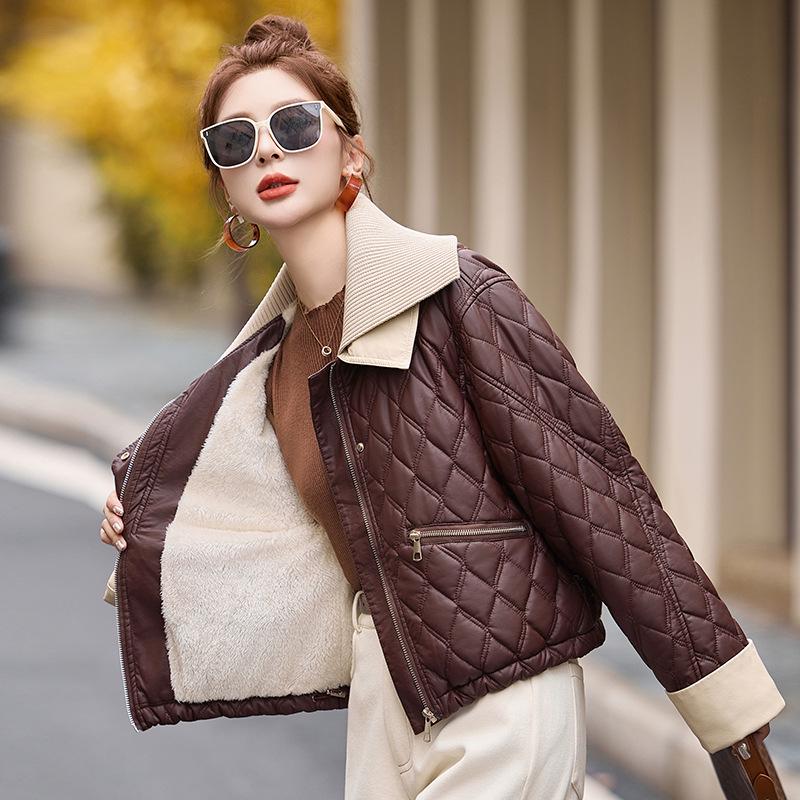 Women s Winter Fashion Leather Jacket: Thick, Warm, Fleece-lined Coat with Large Lapel XL (63-70 kg)
Women s Winter Fashion Leather Jacket: Thick, Warm, Fleece-lined Coat with Large Lapel XL (63-70 kg)