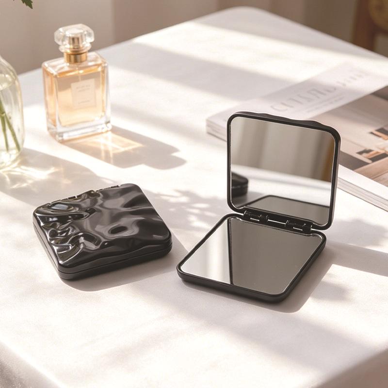 French Retro Water Wave Pocket Mirror - Double-Sided, Portable, Handheld, Creative Square Design 7*7 cm Magnetic Flip Mirror чорний
French Retro Water Wave Pocket Mirror - Double-Sided, Portable, Handheld, Creative Square Design 7*7 cm Magnetic Flip Mirror чорний