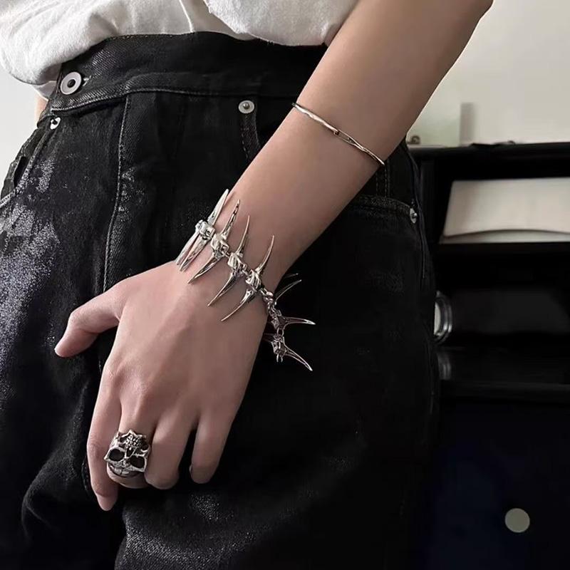 Hip-Hop Thorn Skeleton Alloy Women s Necklace Perfect for Holiday Parties Everyday Wear Street Style Outfits 2026 NEW
Hip-Hop Thorn Skeleton Alloy Women s Necklace Perfect for Holiday Parties Everyday Wear Street Style Outfits 2026 NEW