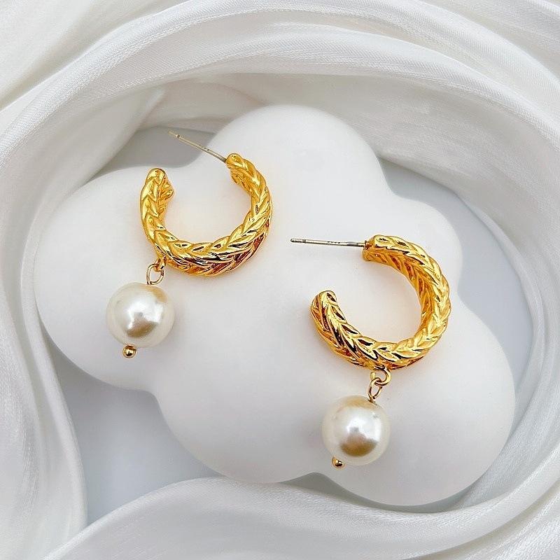 Twist Stud Earrings Light Luxury Fashion Trend Temperament Earrings Gentle Elegance Generous Commuting Earrings
Twist Stud Earrings Light Luxury Fashion Trend Temperament Earrings Gentle Elegance Generous Commuting Earrings