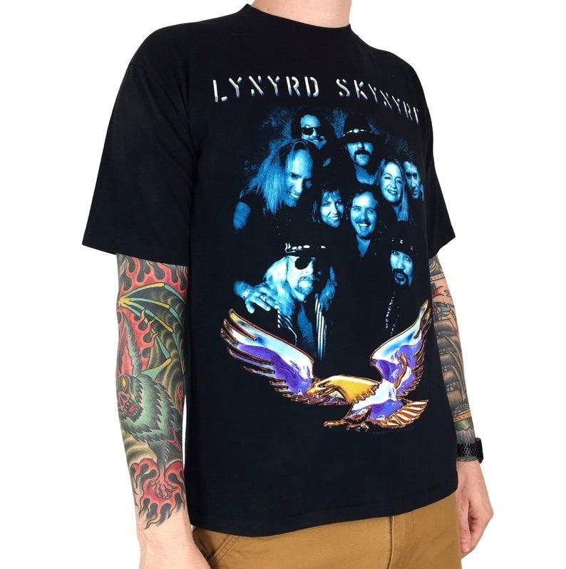 Винтажная футболка унисекс с рисунком 90-х годов 1999 года Lynyrd Skynyrd, двухсторонняя футболка с одинарной строчкой и графикой для концертов
Винтажная футболка унисекс с рисунком 90-х годов 1999 года Lynyrd Skynyrd, двухсторонняя футболка с одинарной строчкой и графикой для концертов
