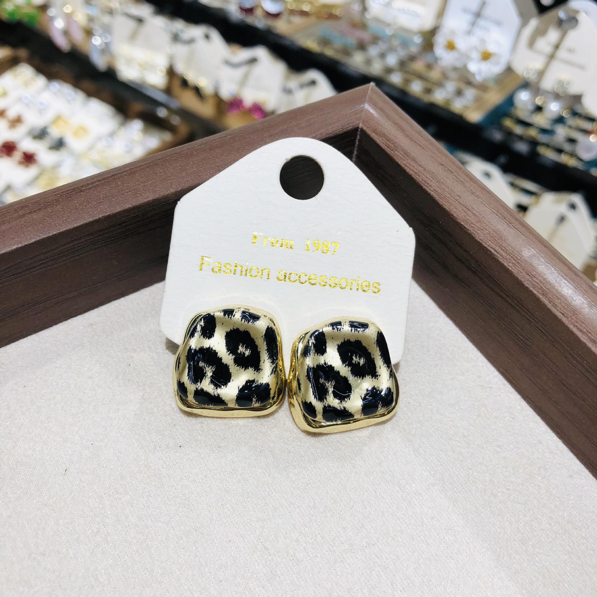 Fashion Acrylic Leopard Print Heart Star Multiple Shapes Earrings Resin Geometric Earring Woman Design Jewelry
Fashion Acrylic Leopard Print Heart Star Multiple Shapes Earrings Resin Geometric Earring Woman Design Jewelry