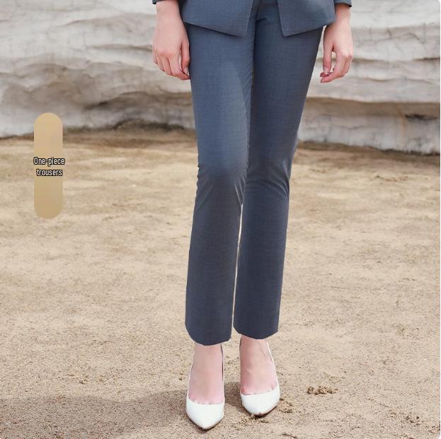 Комплект костюма и брюк приталенного силуэта на одну пуговицу – Офисная одежда для белых воротничков M
Комплект костюма и брюк приталенного силуэта на одну пуговицу – Офисная одежда для белых воротничков M