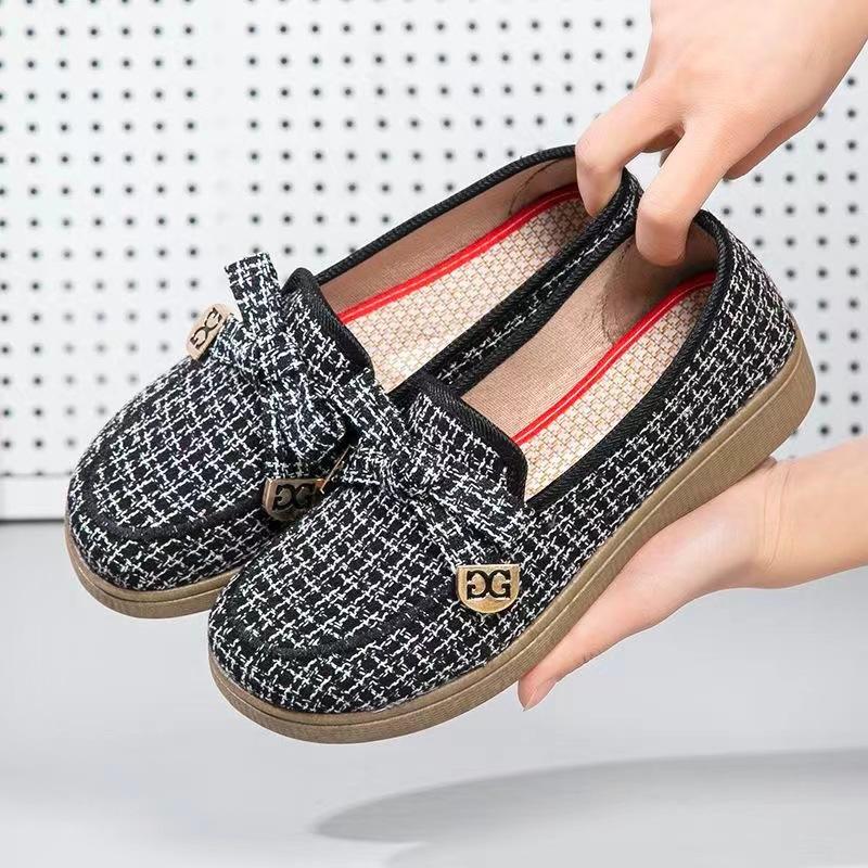 New Style Cloth Shoes Comfortable Soft-soled Shoes Fashionable Mom Shoes and Women s Shoes 35 чорний
New Style Cloth Shoes Comfortable Soft-soled Shoes Fashionable Mom Shoes and Women s Shoes 35 чорний