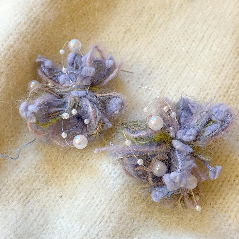 Silver Needle Woolen Flower Pearl Stud Earrings: Fashionable Retro, Simple, Versatile, High-End Accessories for Women
Silver Needle Woolen Flower Pearl Stud Earrings: Fashionable Retro, Simple, Versatile, High-End Accessories for Women