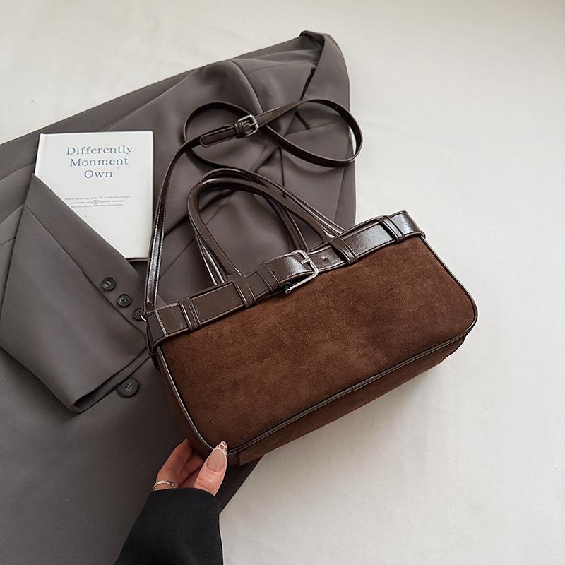 Women s bag 2025 autumn new fashion retro suede foreign style shoulder oblique span bag large capacity commuter tote bag
Women s bag 2025 autumn new fashion retro suede foreign style shoulder oblique span bag large capacity commuter tote bag