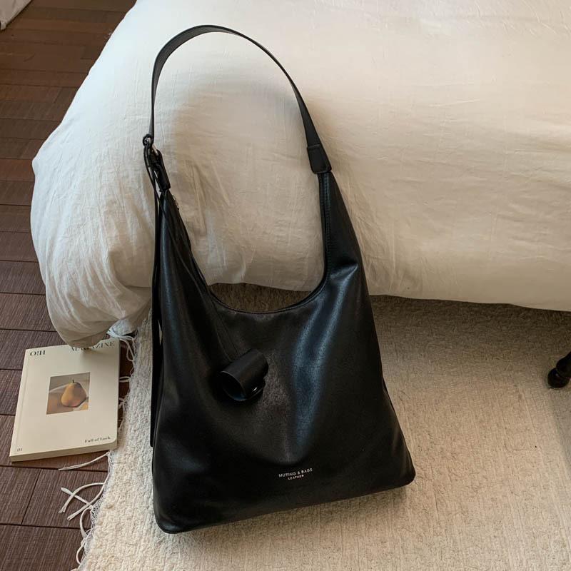 Autumn and winter bags women s 2025 new high-end retro shoulder bag commuter tote bag large-capacity women s bag 33*10*25 чёрный
Autumn and winter bags women s 2025 new high-end retro shoulder bag commuter tote bag large-capacity women s bag 33*10*25 чёрный