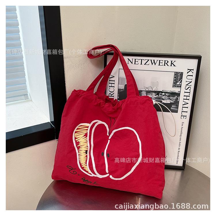 Autumn drawstring nylon shoulder bag fashion temperament red and white contrasting color apple slice commuter handbag красный
Autumn drawstring nylon shoulder bag fashion temperament red and white contrasting color apple slice commuter handbag красный