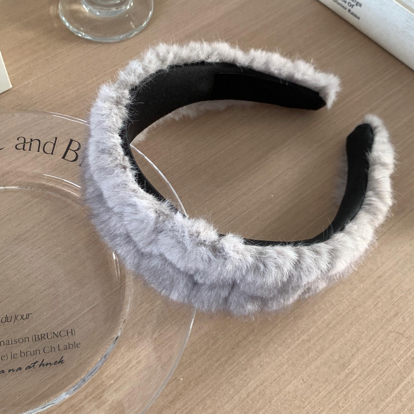 Stylish Idol Faux Rabbit Fur Headband: Cozy Wide-Edge Hair Accessory for Autumn/Winter
Stylish Idol Faux Rabbit Fur Headband: Cozy Wide-Edge Hair Accessory for Autumn/Winter