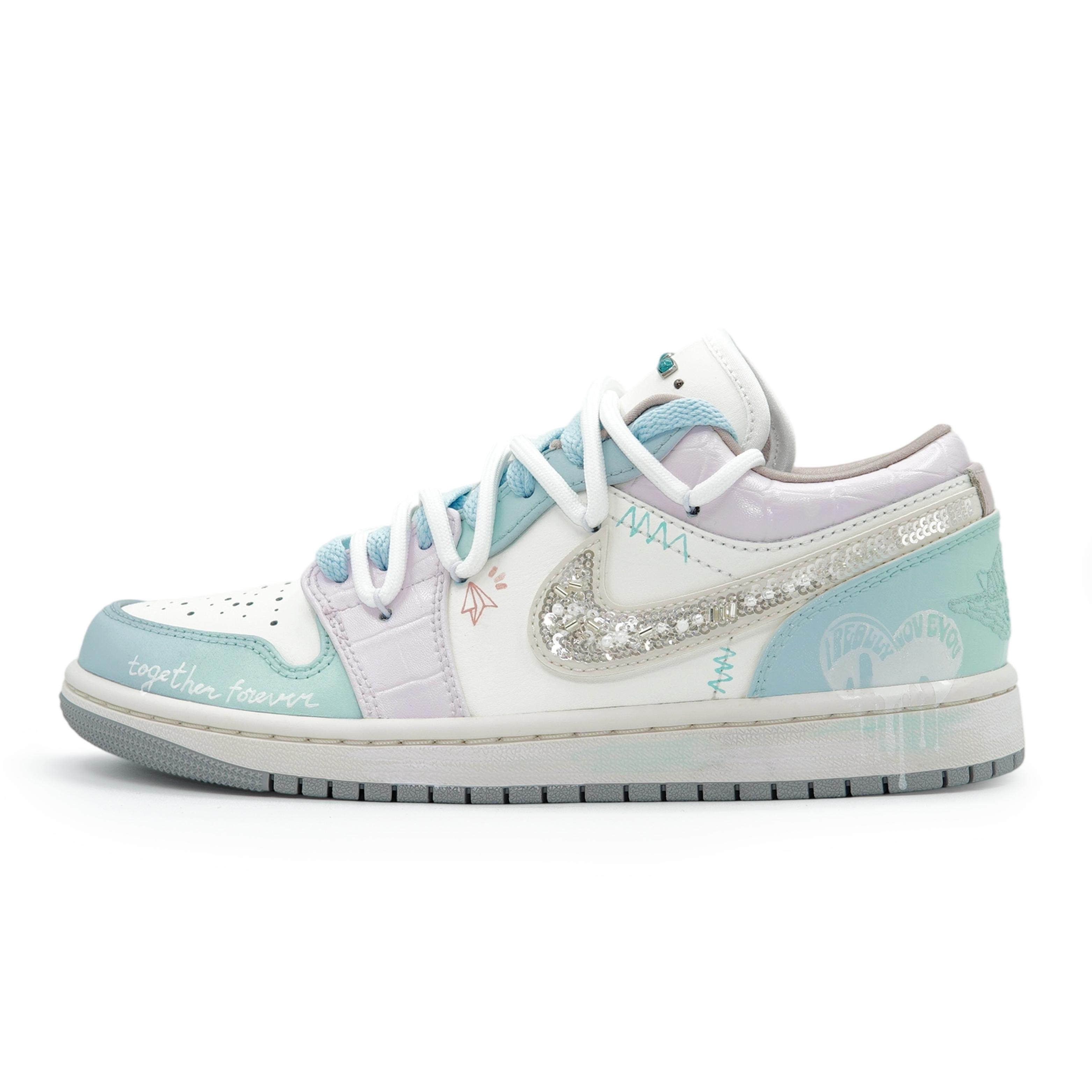Jordan Air Jordan 1 Vintage Basketball Shoes Unisex Low top Purple/White/Blue IH7323-100(Team1189-) 36
Jordan Air Jordan 1 Vintage Basketball Shoes Unisex Low top Purple/White/Blue IH7323-100(Team1189-) 36
