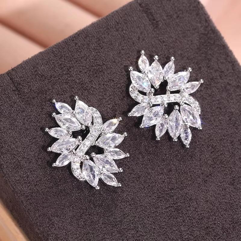 Huitan Luxury Trendy Geometric Crystal Cubic Zirconia Stud Earrings for Women Daily Wear Party Statement Accessories Zircon
Huitan Luxury Trendy Geometric Crystal Cubic Zirconia Stud Earrings for Women Daily Wear Party Statement Accessories Zircon