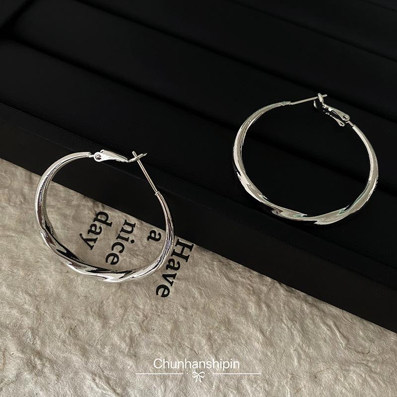 New pattern ring earrings exaggerated large circle temperament European and American earrings rotatable ear clips without holes
New pattern ring earrings exaggerated large circle temperament European and American earrings rotatable ear clips without holes