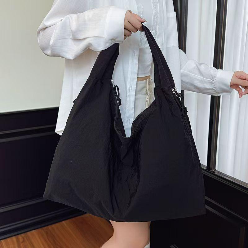 Nyl Solid Color Large Capacity Tote Bag Autumn New Versatile 2026 Bags for Women Casual Commuting Shoulder Bag чёрный
Nyl Solid Color Large Capacity Tote Bag Autumn New Versatile 2026 Bags for Women Casual Commuting Shoulder Bag чёрный