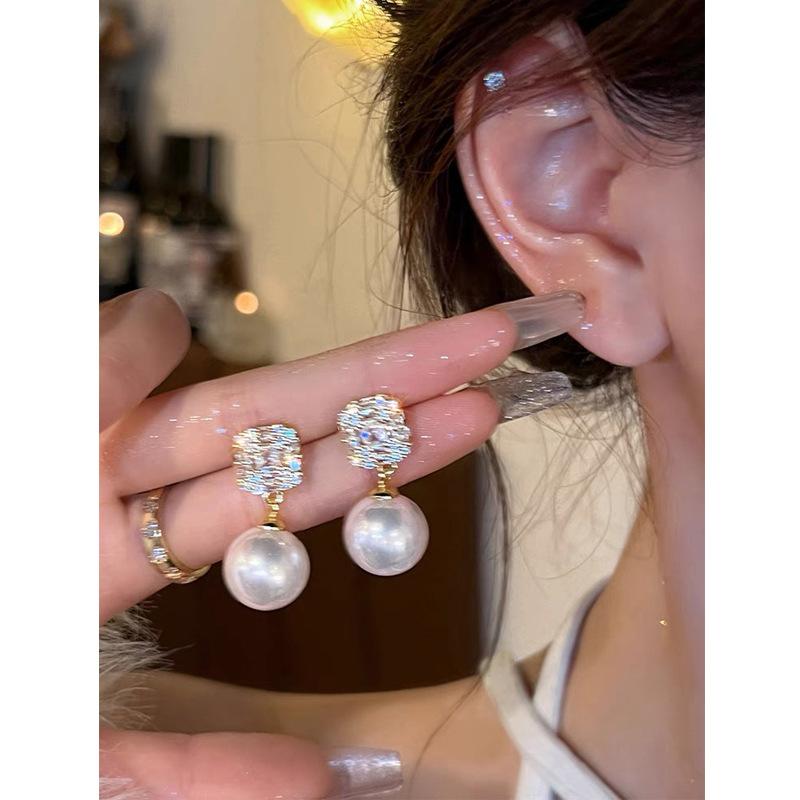 Zircon pearl ear clips, mosquito coil disc, new popular temperament earrings, women s niche high-end sense, simple and no ear piercings.
Zircon pearl ear clips, mosquito coil disc, new popular temperament earrings, women s niche high-end sense, simple and no ear piercings.