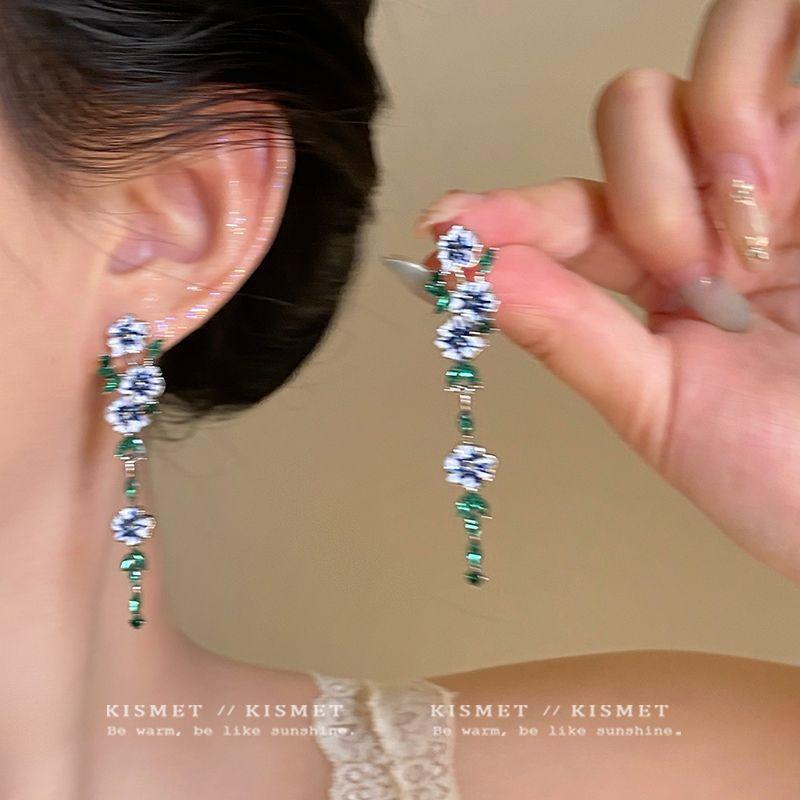 Diamond-encrusted flower fringed earrings, super fairy niche versatile earrings, light luxury, sweet and high-end earrings, women
Diamond-encrusted flower fringed earrings, super fairy niche versatile earrings, light luxury, sweet and high-end earrings, women